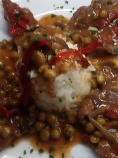 Una foto de Bifes de cuadril a la cacerola, con arvejas y salsa de soja