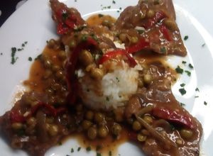 Una foto de Bifes de cuadril a la cacerola, con arvejas y salsa de soja