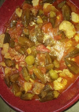 صورة لوصفة بامية مع دجاج مسحب وشوربة ماجي