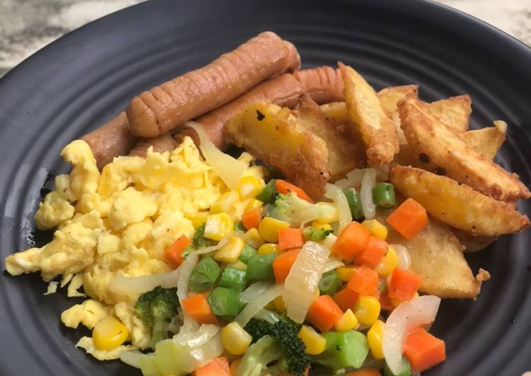 Resep Sausage with scramble egg, veggies and potato wedges Lezat