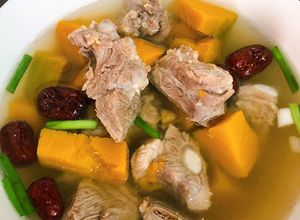 Hình của món Sườn hầm bí đỏ.