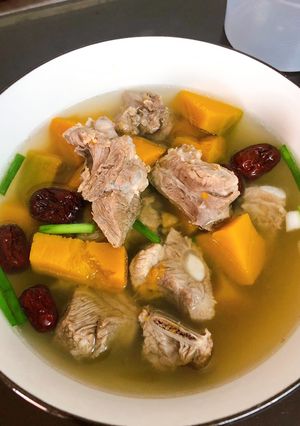 Hình của món Sườn hầm bí đỏ.