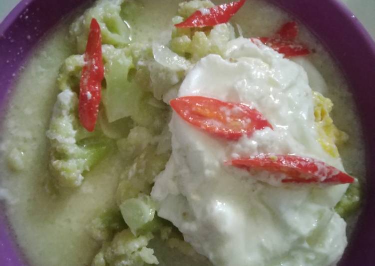 Langkah Mudah untuk Membuat Sayur putih bunga kol dan telor yang Menggugah Selera