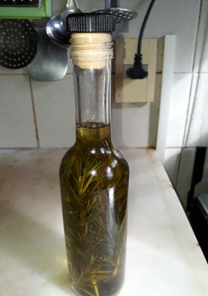 Una foto de Aceite saborizado con Romero