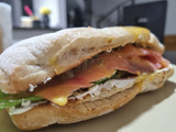 Chapata de salmón con alcaparras