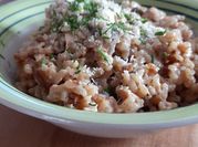Una foto de risoto de pollo