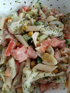 Una foto de Ensalada de pasta con salmón