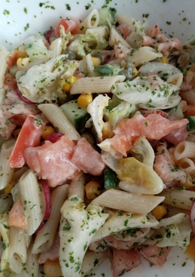 Una foto de Ensalada de pasta con salmón
