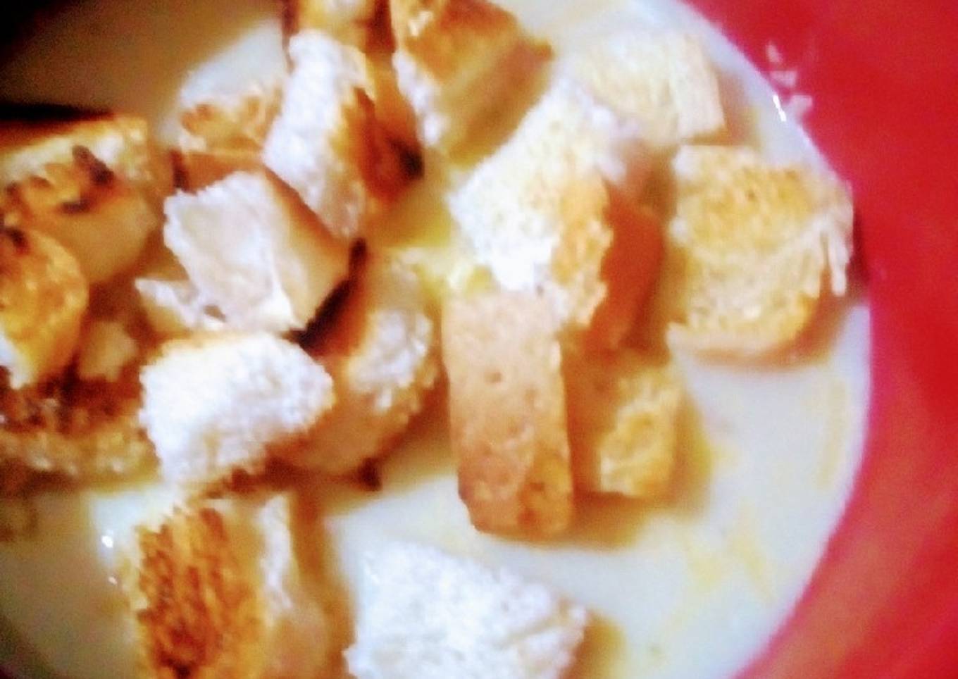 Sopa crema blanca (puerro, papá y coliflor)