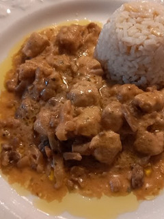 Una foto de 182. Pollo con salsa de champiñones y arroz blanco