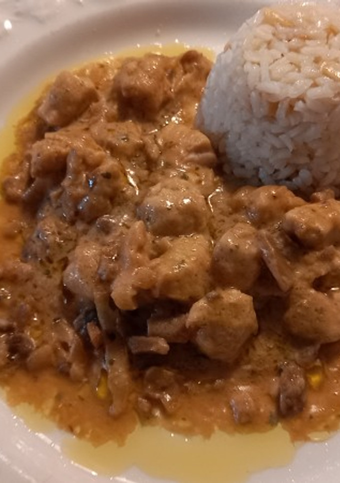 Una foto de 182. Pollo con salsa de champiñones y arroz blanco