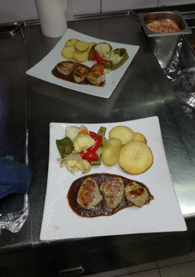 Una foto de Solomillo cerdo con salsa ciruela y verdura de temporada