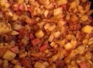 Una foto de Papas con longaniza y salchicha