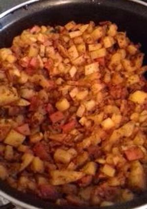 Una foto de Papas con longaniza y salchicha