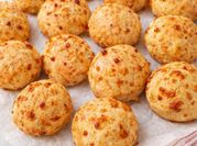 Una foto de pan de queso mozzarella