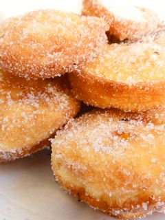 Una foto de Buñuelos de Cuaresma rellenos de manzana