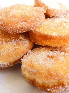 Una foto de Buñuelos de Cuaresma rellenos de manzana