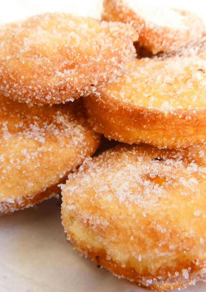 Una foto de Buñuelos de Cuaresma rellenos de manzana