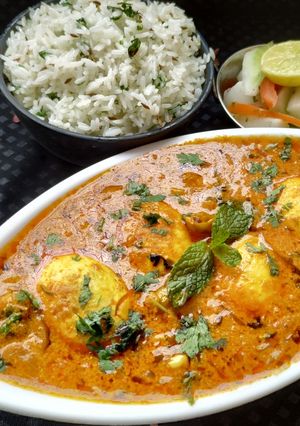 रेस्टॉरंट स्टाईल अंडा करी (anda curry recipe in marathi) रेसिपी चे मुख्य फोटो 