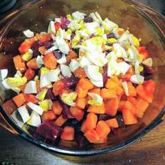 Una foto de Ensalada de remolacha, zanahoria, huevo y choclo