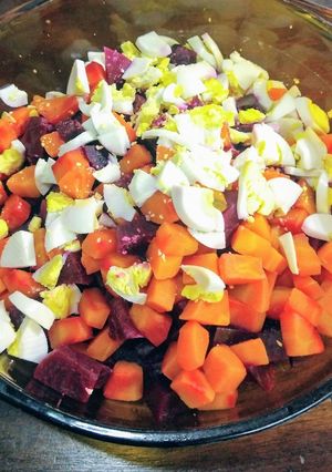 Una foto de Ensalada de remolacha, zanahoria, huevo y choclo