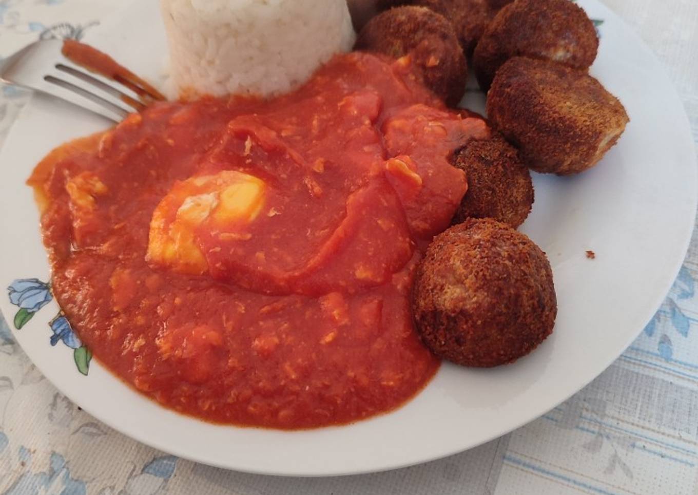 Albóndigas con arroz y huevo