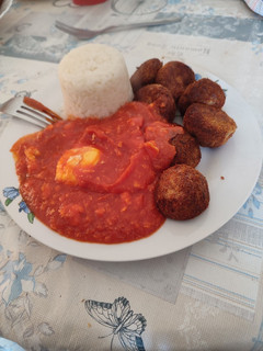 Una foto de Albóndigas con arroz y huevo