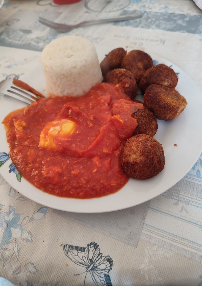 Una foto de Albóndigas con arroz y huevo