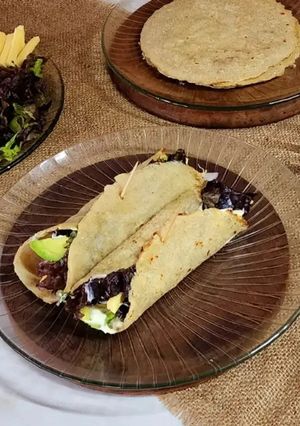 Una foto de 🌮🍗🌯 Fajitas de pollo con palta, cebolla morada, lechuga, queso y mayonesa de pepinillo 🌯🍗🌮