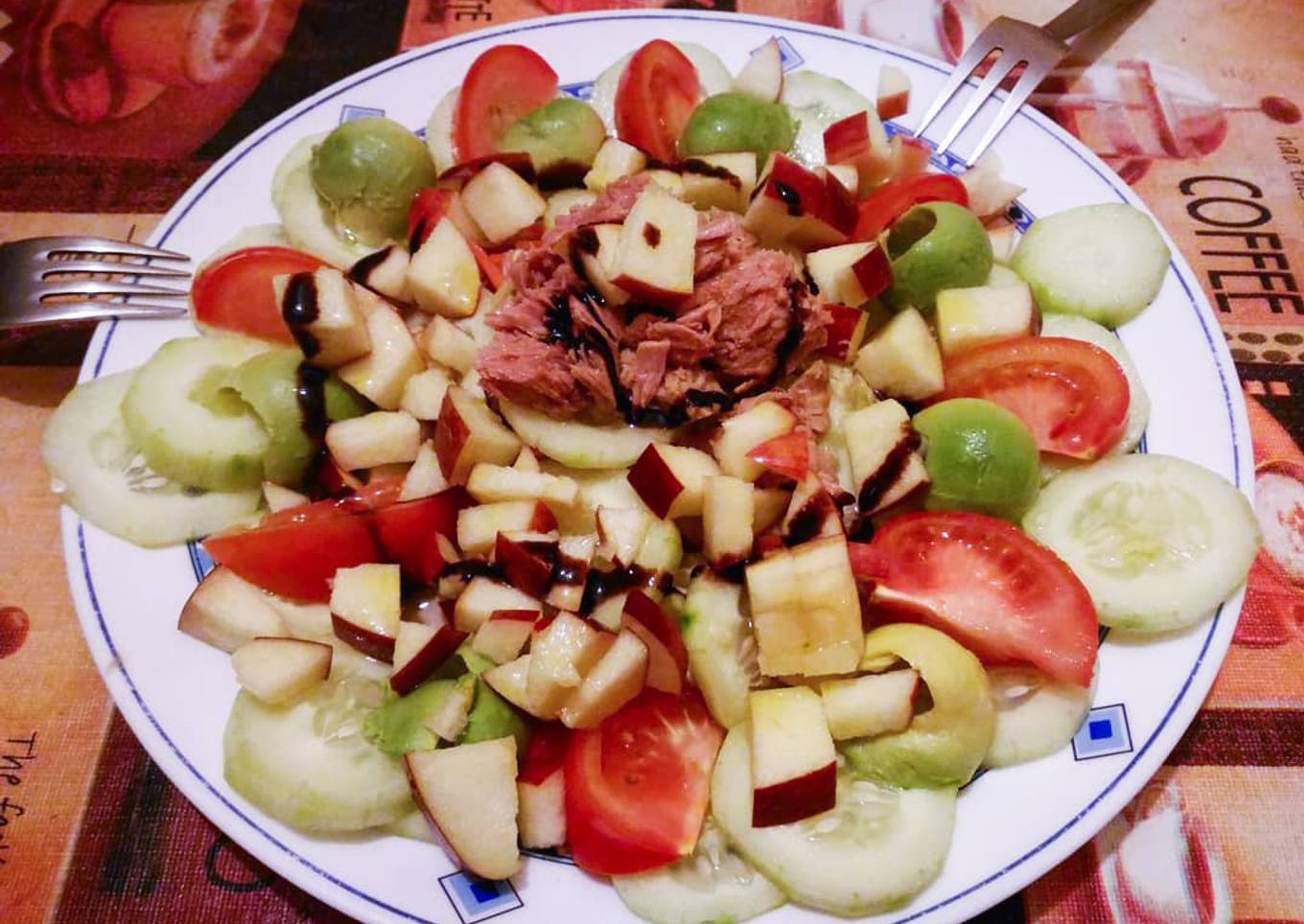 Ensalada con manzana roja y aguacate