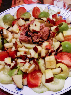 Una foto de Ensalada con manzana roja y aguacate