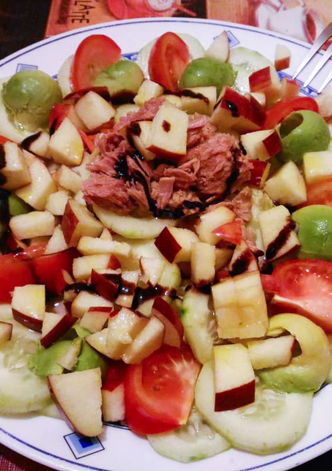 Una foto de Ensalada con manzana roja y aguacate