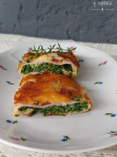 Una foto de Rollito de queso, jamón y espinaca