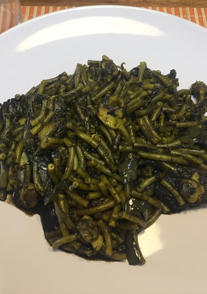Una foto de Fideuá de gallo pedro y chipirones en tinta