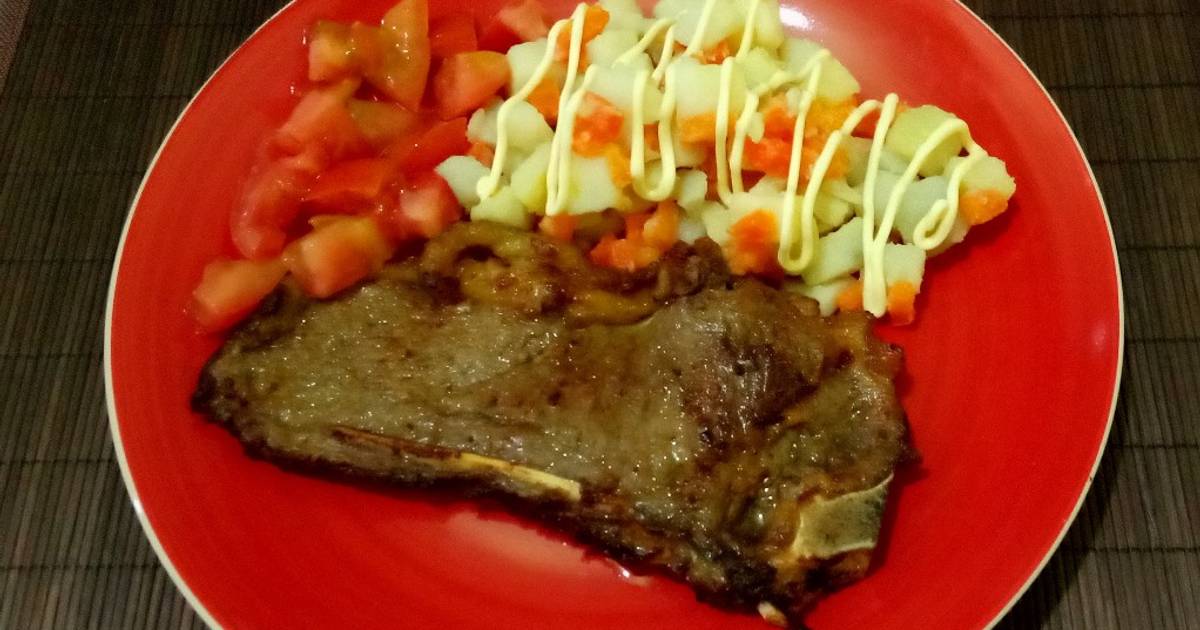 CHULETAS con ensalada rusa + tomate Receta de Melina Hernández Cookpad