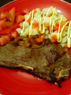 Una foto de CHULETAS con ensalada rusa + tomate