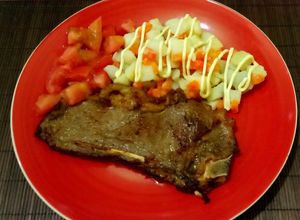 Una foto de CHULETAS con ensalada rusa + tomate