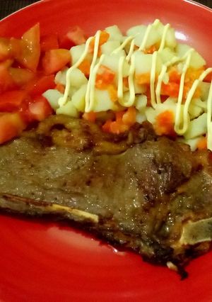 Una foto de CHULETAS con ensalada rusa + tomate