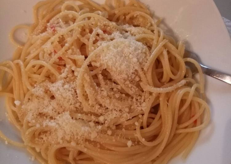 Spaghetti with garlic, chilli and Parmesan
