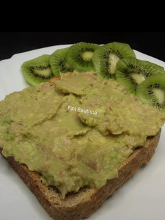 Una foto de Tostadas con aguacate y atún