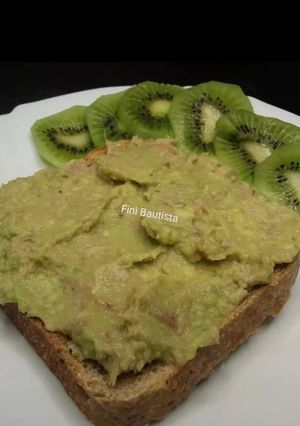Una foto de Tostadas con aguacate y atún