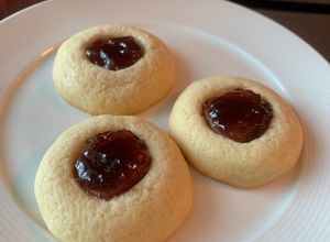 A picture of Raspberry Jam filled Butter Cookies.