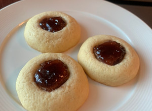 A picture of Raspberry Jam filled Butter Cookies.