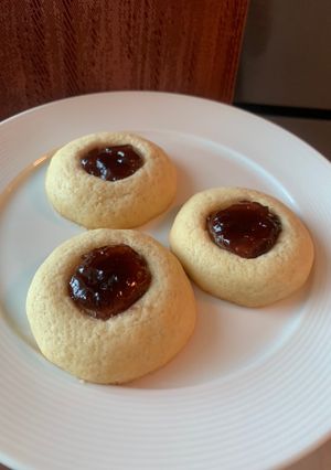 A picture of Raspberry Jam filled Butter Cookies.