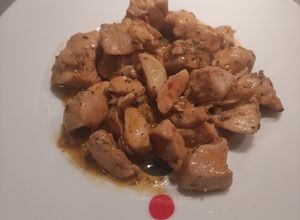 Una foto de Pollo al ajillo