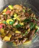 Ensalada de pollo con aguacate y mango