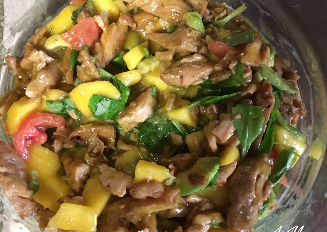 Ensalada de pollo con aguacate y mango
