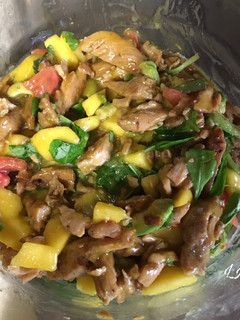 Una foto de Ensalada de pollo con aguacate y mango