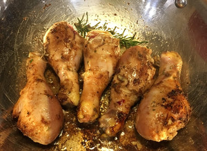 Una foto de Muslos de Pollo al Sartén