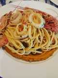 Linguine su purè di zucca con gamberoni e calamari